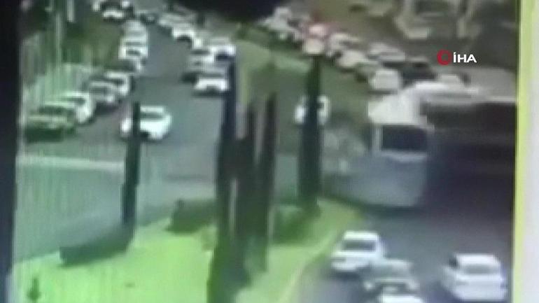 Meksika’da geçitte feci kaza: Tren otobüse çarptı, 10 ölü 61 yaralı