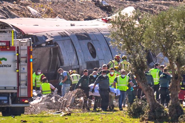 SON DAKİKA... İspanyada iki tren çarpıştı: Can kaybı 64e yükseldi