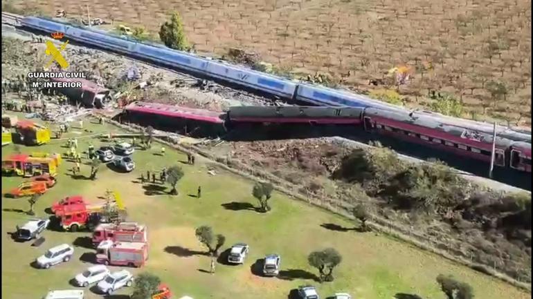 SON DAKİKA... İspanyada iki tren çarpıştı: Can kaybı 64e yükseldi